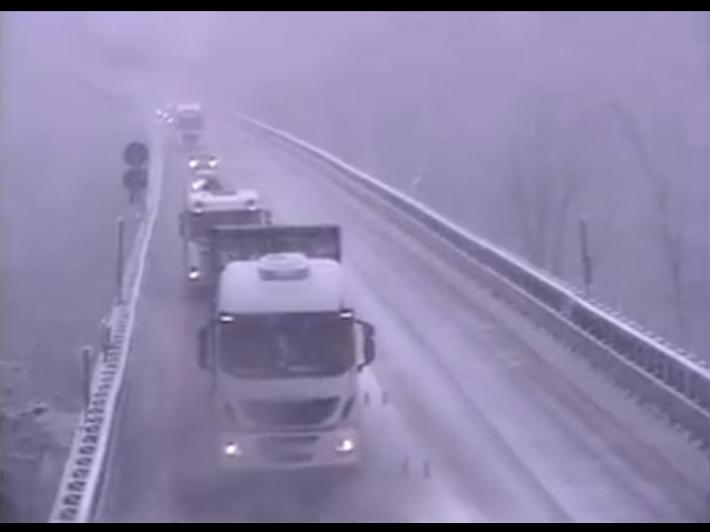 Safety car in azione sull'A6 nell'entroterra di Savona per la neve