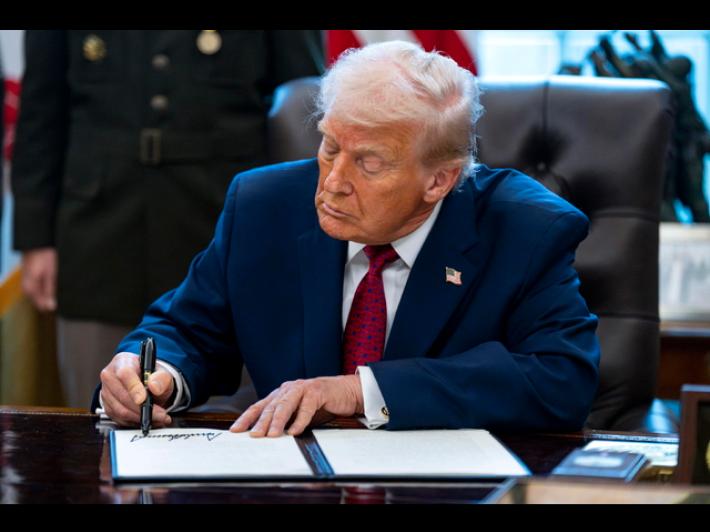 'Trump ha firmato finora 221 ordini esecutivi, pi&ugrave; dell'intero primo mandato'