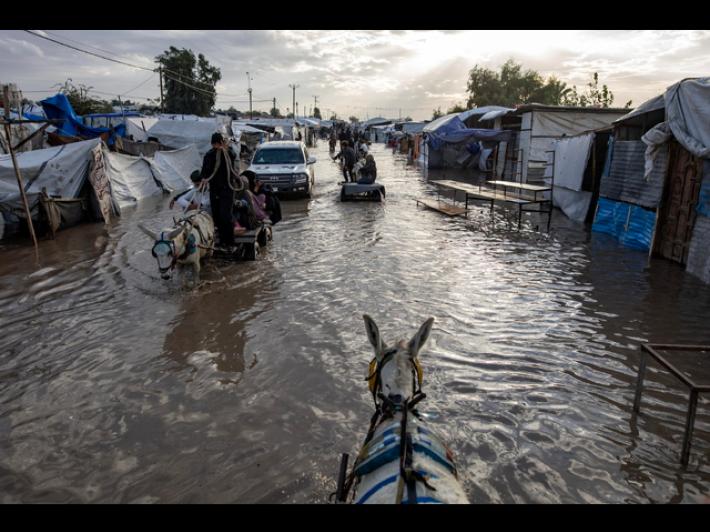 A Gaza piove a dirotto, spazzate via le tende degli sfollati
