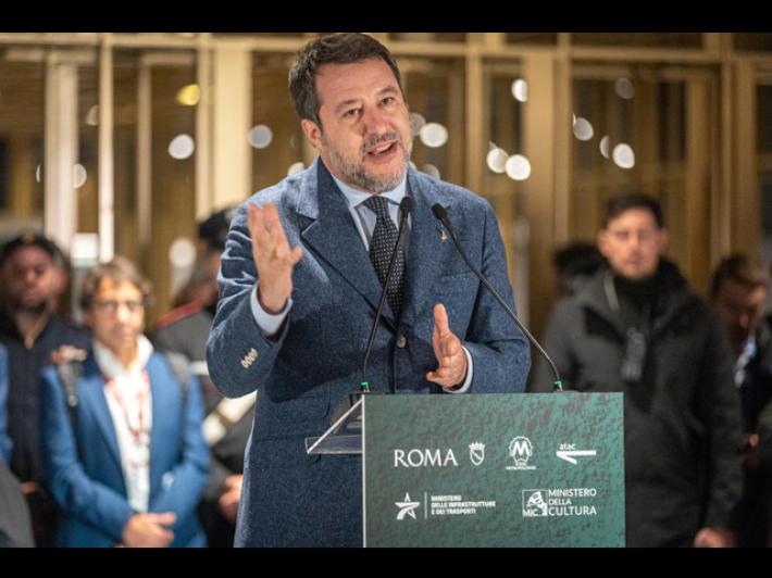 Salvini, Lega voter&agrave; decreti sulle armi solo con un cambio di passo