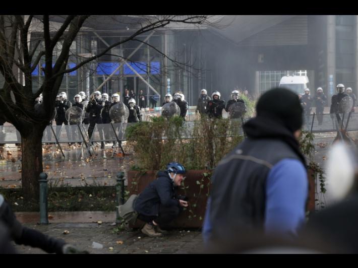 Scontri a Bruxelles alla protesta dei trattori, la polizia usa lacrimogeni