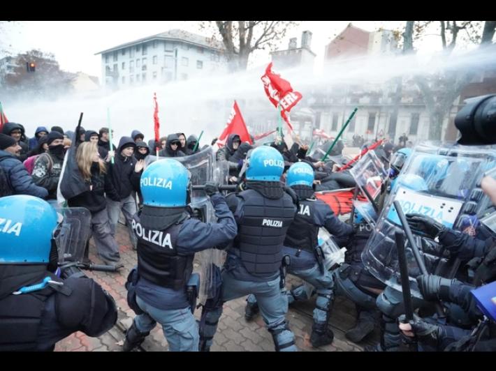 Scontri tra manifestanti e polizia a Torino