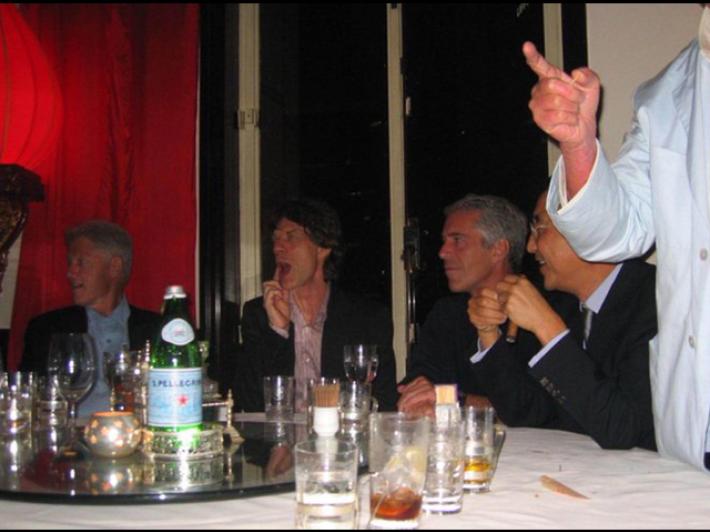 Il dipartimento di Giustizia ripubblica la foto di Trump nei file Epstein