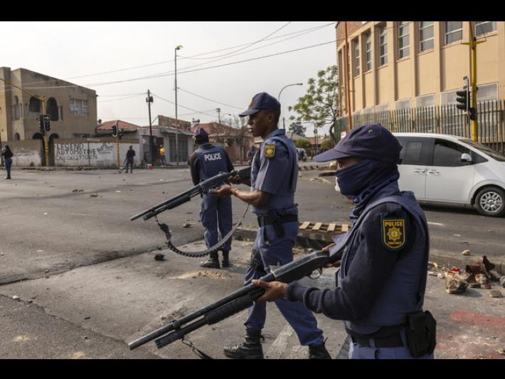 Uomini armati uccidono 10 persone in una sparatoria in Sudafrica