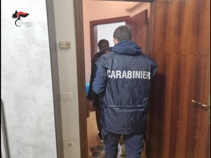 Scoperta centrale di truffe via sms con tecnica 'smishing', 17 indagati