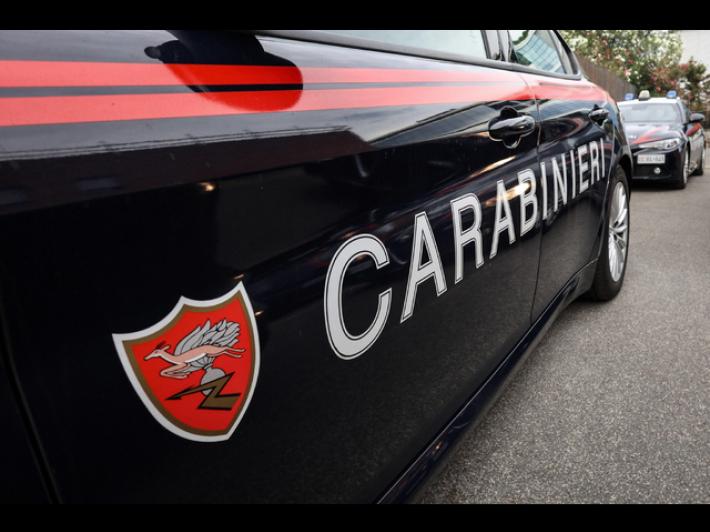 Uomo trovato morto in strada nel Bolognese, indagini in corso