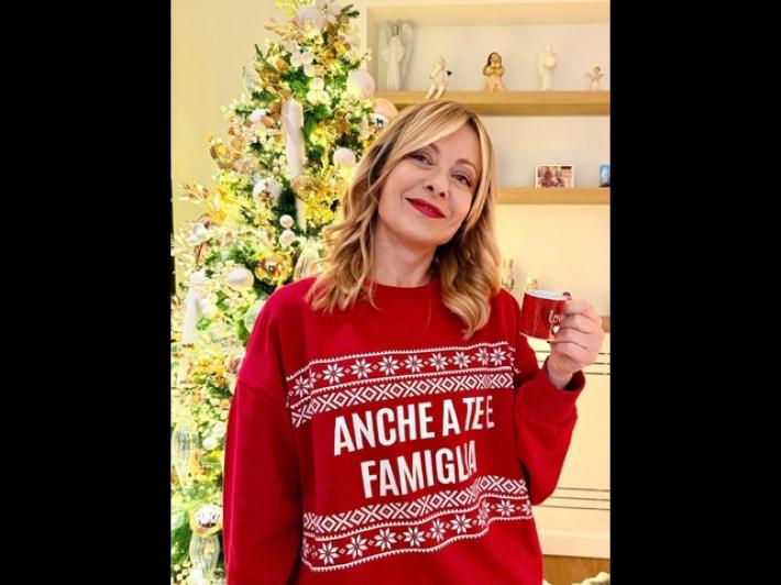 Gli auguri social di Meloni, sul maglione 'anche a te e famiglia'