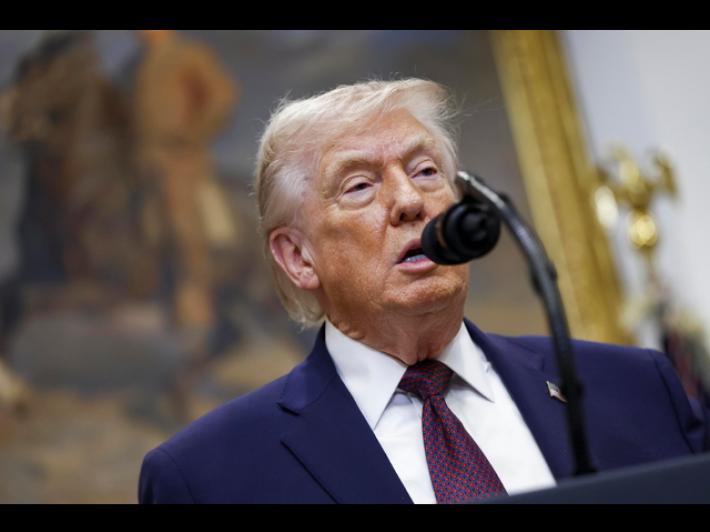 Trump: "Zelensky non ha nulla finch&eacute; non lo approvo io, l'incontro andr&agrave; bene"