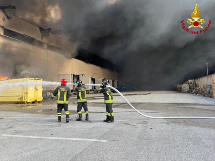 Incendio in un centro logistico nel Barese, sindaco 'Finestre chiuse'