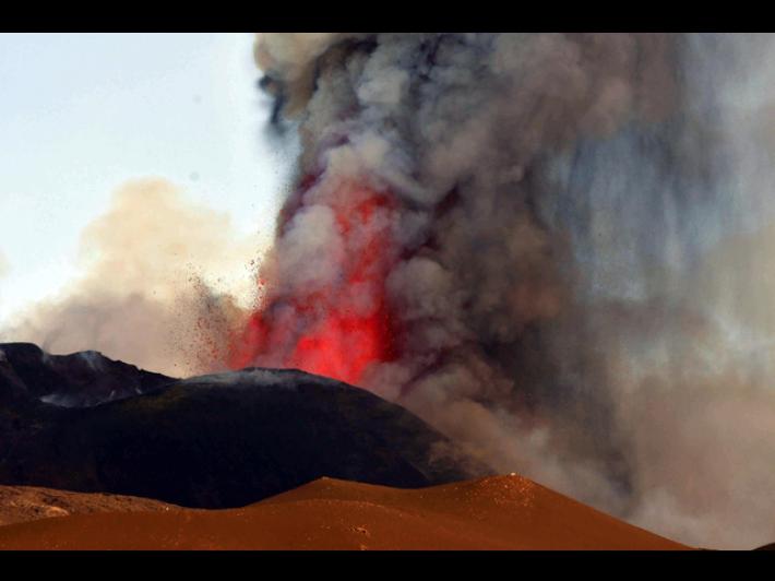Etna 'stop and go',  fontane di lava alte 400 metri dal cratere Nord-Est