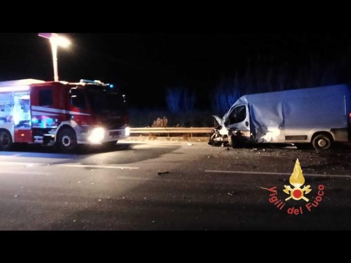 Un morto e tre feriti gravi in un incidente stradale sulla statale 106 ionica