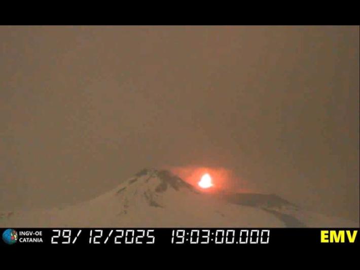 Etna: attivit&agrave; stromboliana ai crateri sommitali, colata non alimentata