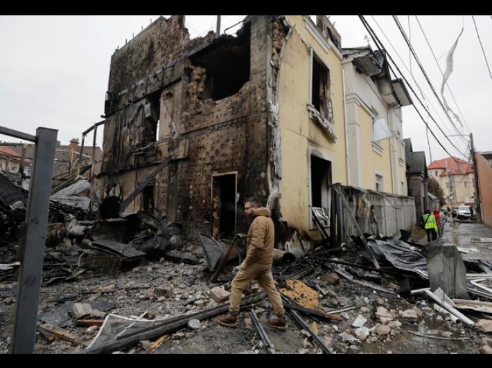 Kiev, 'nella notte due missili e 60 droni lanciati sull'Ucraina, colpite 5 localit&agrave;'