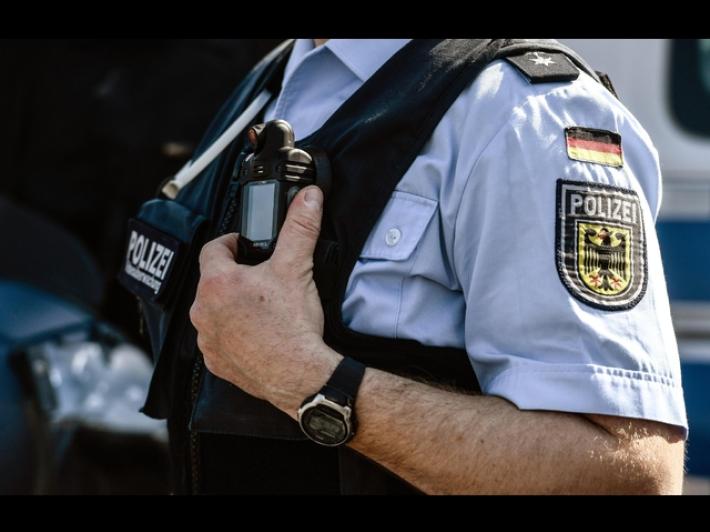 Rapina da almeno 30 milioni di euro per la "banda del buco" in Germania. Folla di clienti agli sportelli, arriva la polizia