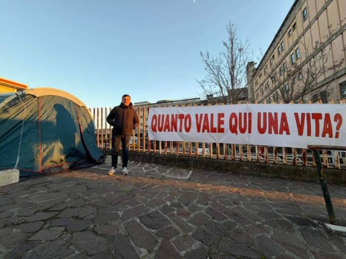 Sindaco di Isernia in tenda davanti all'ospedale, 'la Regione mi ascolti'