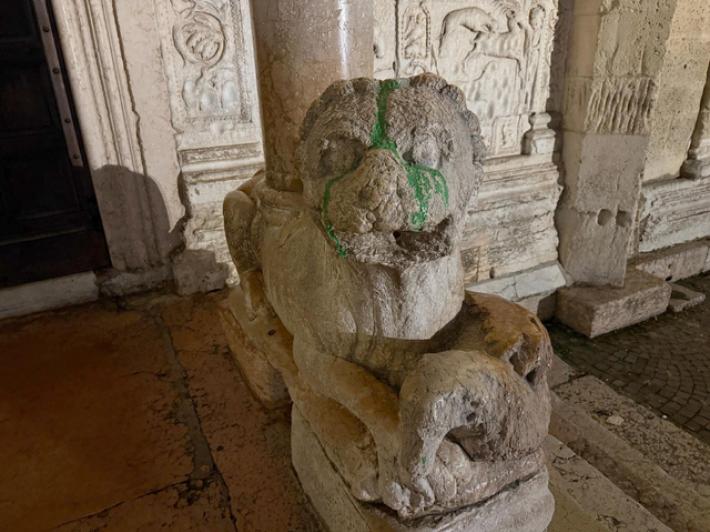Individuato l'imbrattatore dei leoni di San Zeno a Verona