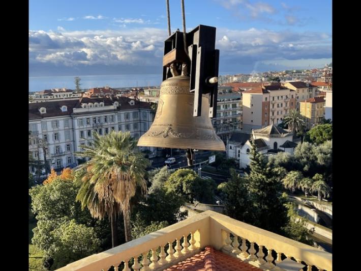 La campana che risuona contro l'aborto scatena un caso a Sanremo