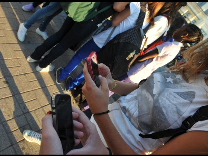 Parigi vuole vietare i social ai minori di 15 anni