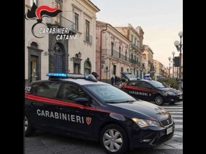 Resti di cadaveri seppelliti in una discarica abusiva di un cimitero nel Catanese: 5 indagati