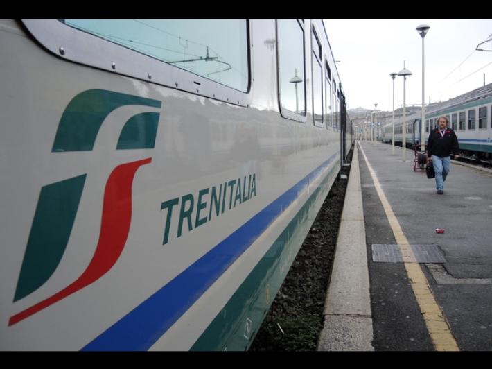 Stop ai treni sulla Tirrenica per un investimento mortale a Carrara