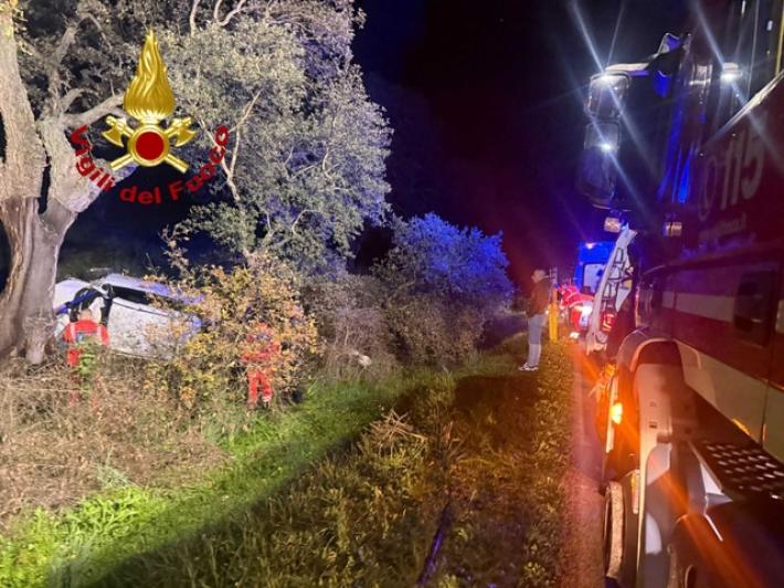 Auto contro un albero per evitare un cinghiale, un morto e un ferito