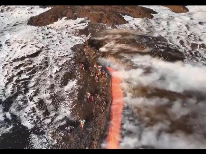 Etna, attivit&agrave; effusiva con colata nella desertica Valle del Bove