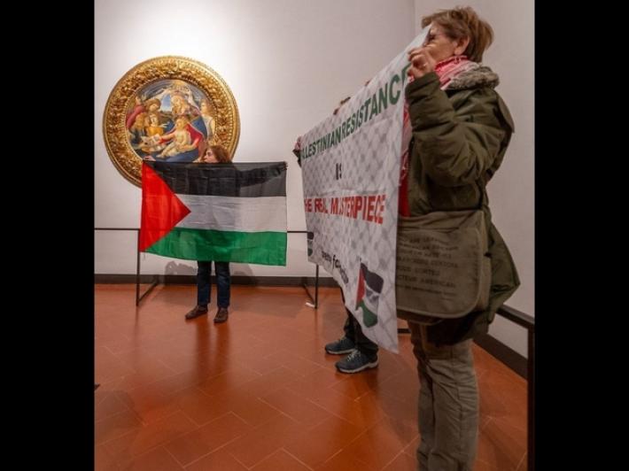 Flashmob pro Pal dentro al museo degli Uffizi: striscioni contro Israele e bandiere davanti alle opere della sala del Botticelli