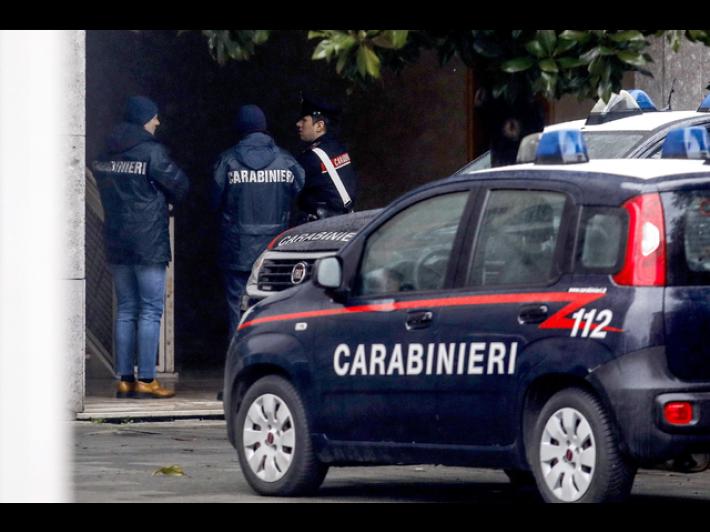 Difende un amico da rapina, quindicenne accoltellato a Milano