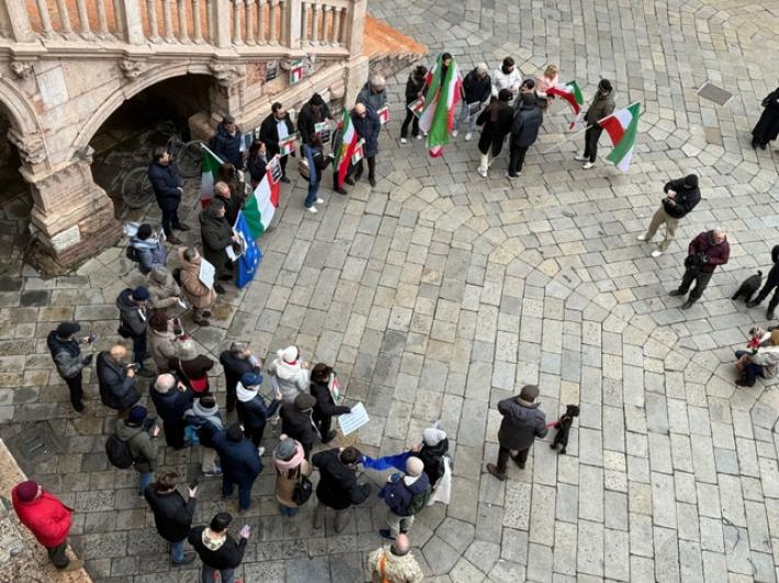A Verona flash mob per le proteste in Iran, partecipa anche Tommasi +RPT