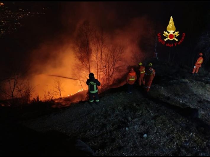 Incendio a Crevoladossola, nel Vco, bruciati 25 ettari di bosco
