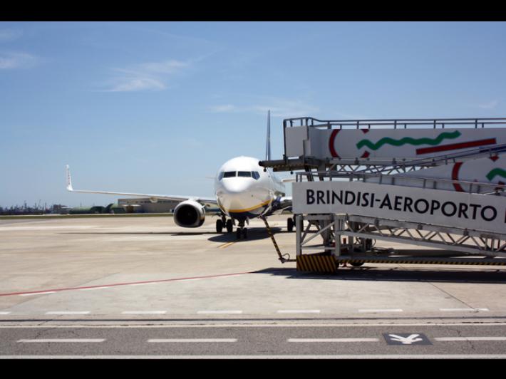 Voli diretti a Tirana dirottati a Brindisi, passeggeri occupano pista