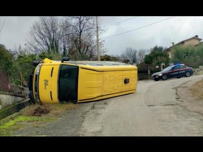 Scuolabus con 7 bambini a bordo si ribalta, paura ma nessun ferito