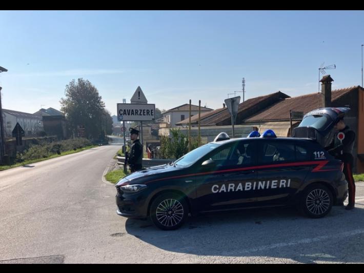 Minaccia di dare fuoco alla moglie, il figlio minorenne gli nasconde l'accendino