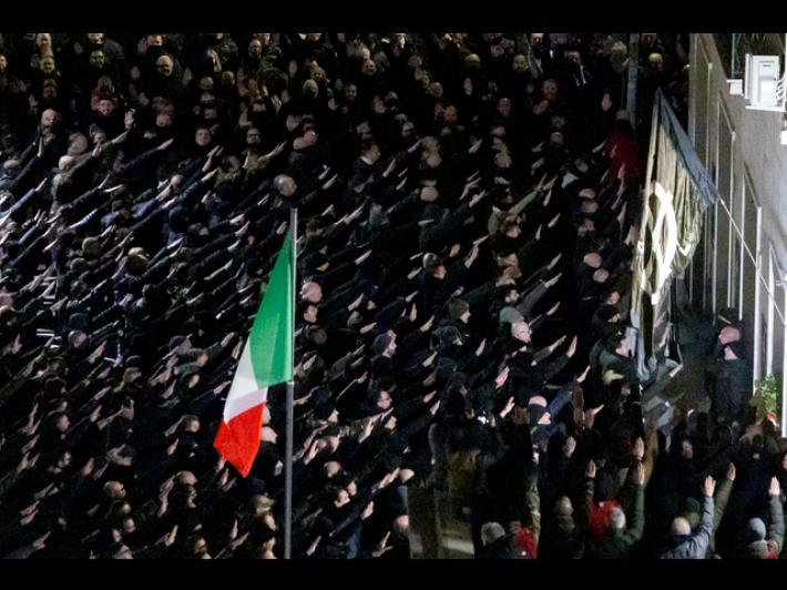 Centinaia ad Acca Larentia fanno il saluto romano