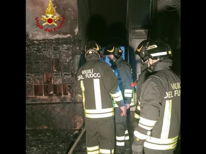 Fiamme in condominio 82 evacuati a Piombino, cinque intossicati