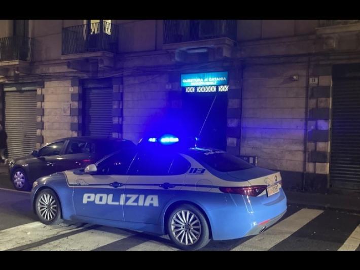 Picchia il figlio col cucchiaio, i 4 fratellini sul palco di un teatro