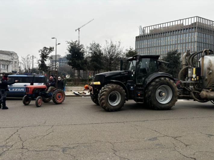 Trattori bloccano traffico a Milano contro il trattato Mercosur