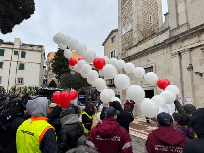 Morte intossicate, lacrime e palloncini per l'addio a madre e figlia
