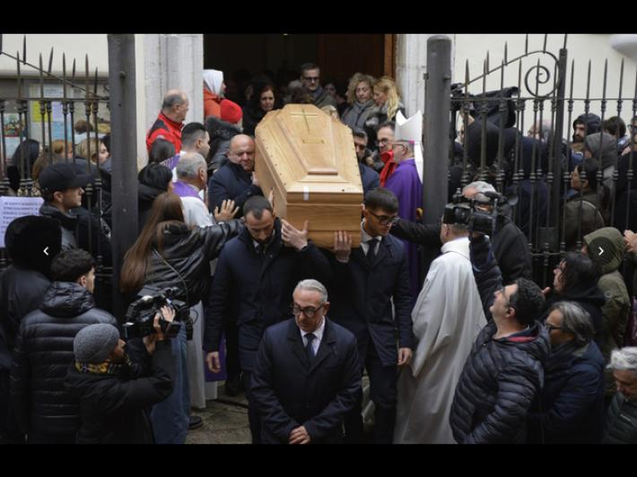 I funerali di Aurora, 'una violenza che lascia senza fiato'