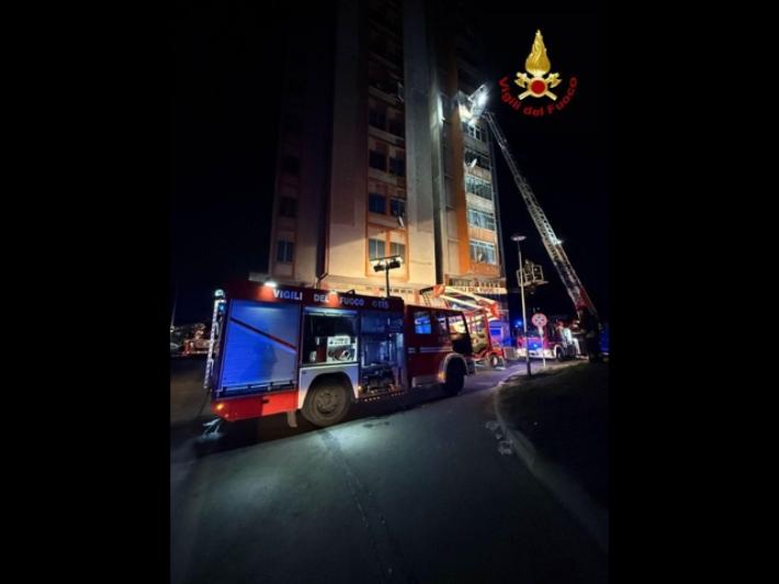 Incendio al grattacielo di Ferrara, evacuate circa 200 persone