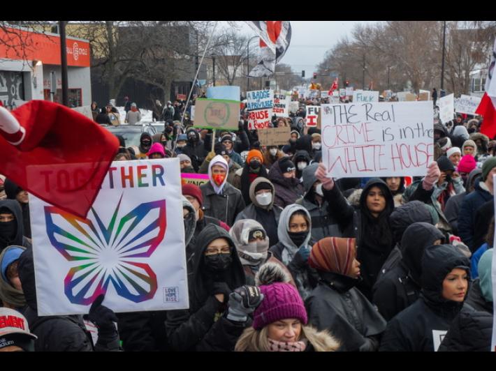Dilaga la protesta dopo l'uccisione di Renee Good a Minneapolis, migliaia in piazza