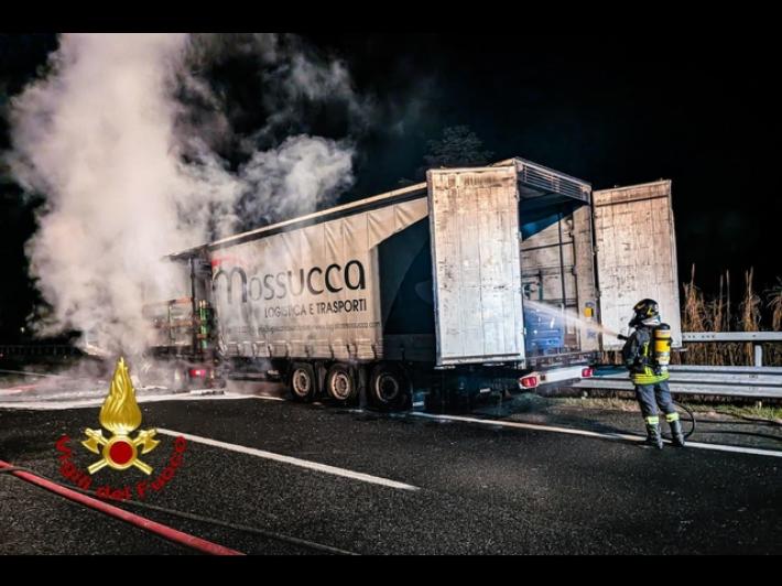 Tir in fiamme sulla tangenziale sud di Torino, traffico bloccato per ore