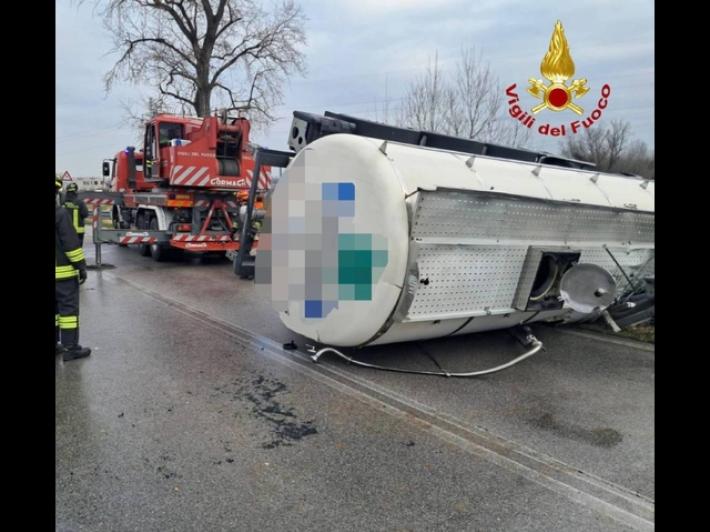 Camion si rovescia per evitare frontale e schiaccia furgone, un morto