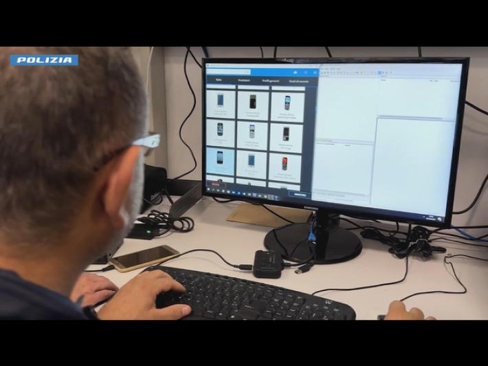 Babysitter con centinaia di foto pedopornografiche: arrestato 27enne 