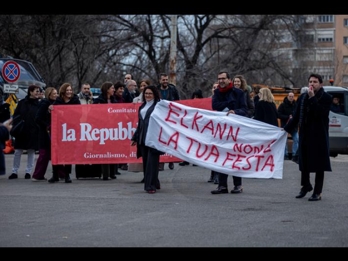 La protesta del Cdr di Repubblica, 'Elkann non &egrave; la tua festa'
