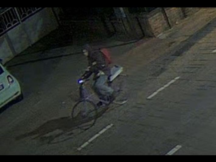 Giovane scomparsa, le telecamere la riprendono con bici e zainetto