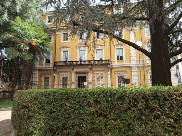 'Non &egrave; zona erogena sotto il seno', archiviate le accuse di violenza