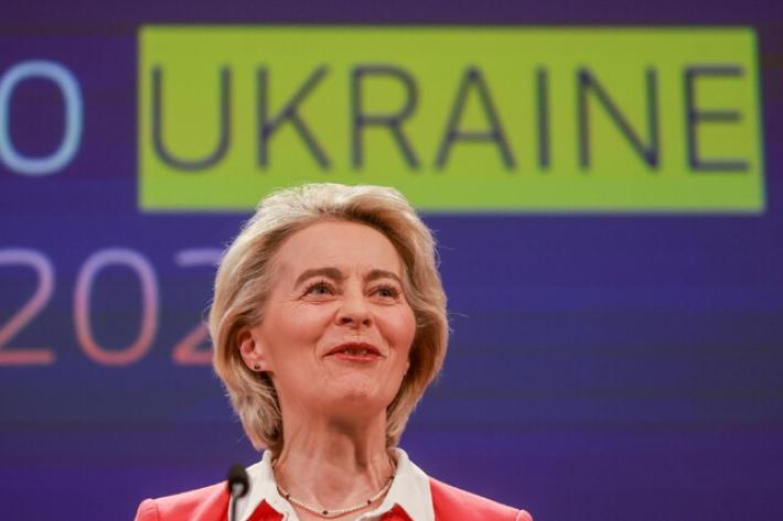 Von der Leyen: "Adottata la proposta sul prestito Ue da 90 miliardi per Kiev"