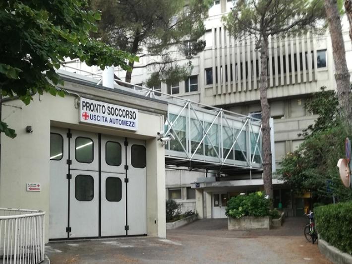 'Malato di tumore sdraiato a terra in pronto soccorso in attesa di una barella'