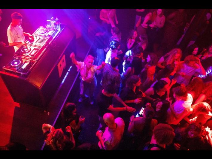 Incendio di addobbi sul soffitto, sospesa licenza a discoteca di Crema